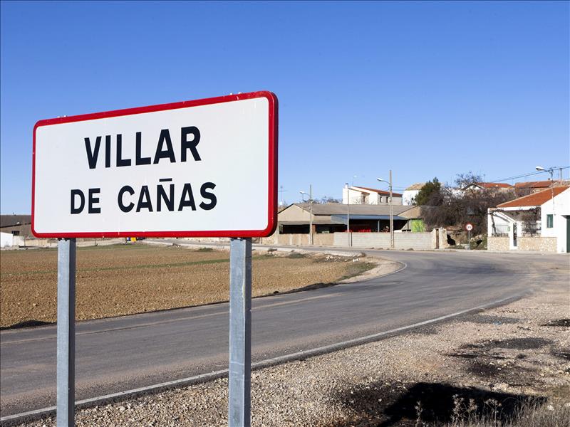 Un cartel indica la llegada a Villar de Cañas, el pueblo elegido para albergar la sede definitiva del Almacén Temporal Centralizado de Residuos Radiactivos (ATC). EFE/Archivo