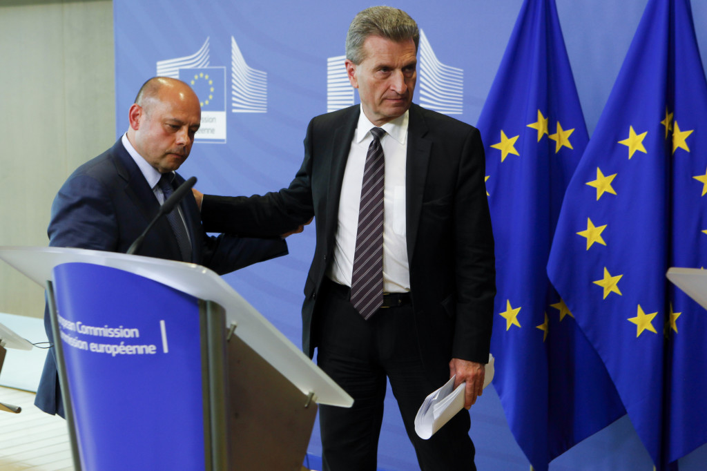 Gunter Oettinger con Yuri Prodan tras la rueda de prensa. FOTO: CE.