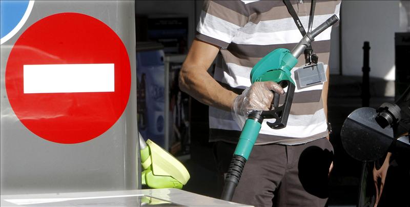 Un conductor se dispone a llenar el depósito de gasolina. FOTO: EFE