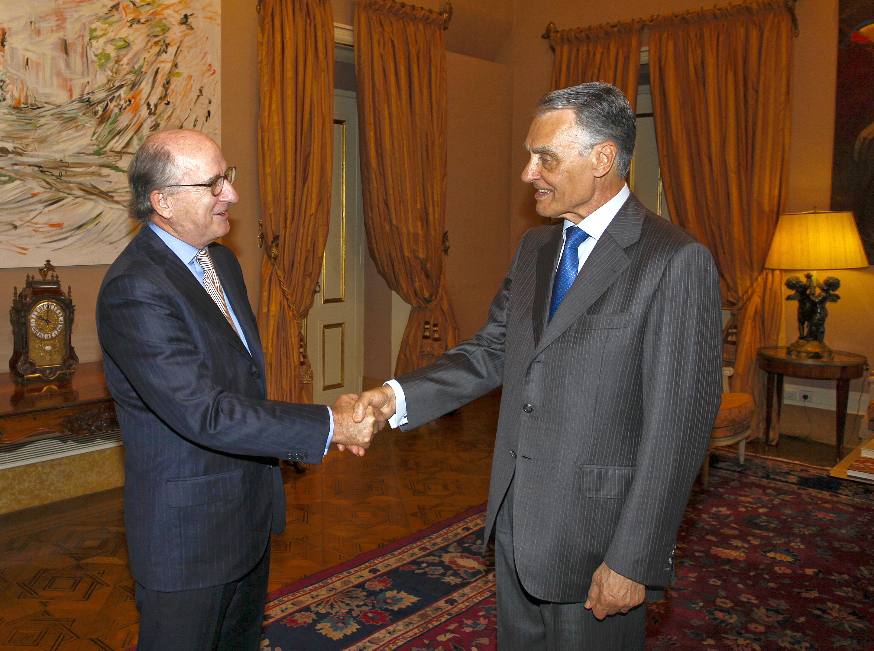 Antonio Brufau saluda al presidente de Portugal, Aníbal Cavaco Silva. FOTO: Repsol