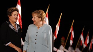 Merkel junto a la presidenta de Brasil, Dilma Rousseff. 