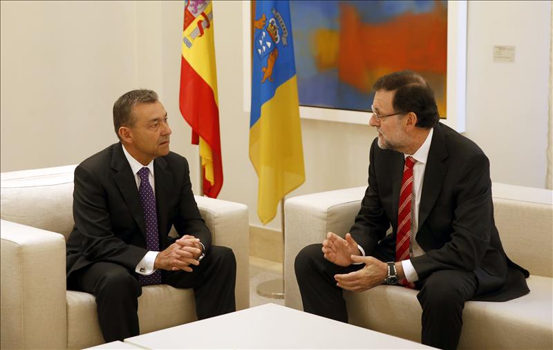 El presidente del Gobierno recibe en Moncloa al presidente de Canarias, Paulino Rivero. FOTO: EFE.
