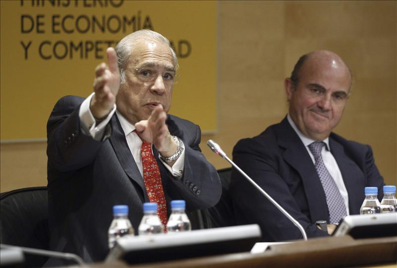 El seceretario general de la OCDE, Ángel Gurría, con el ministro de Economía y Competitividad, Luis de Guindos, durante la presentación del infotme. FOTO: EFE 