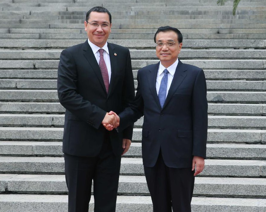 Primer ministro de China, Li Keqiang; junto al primer ministro de Rumania, Victor-Viorel Ponta, 