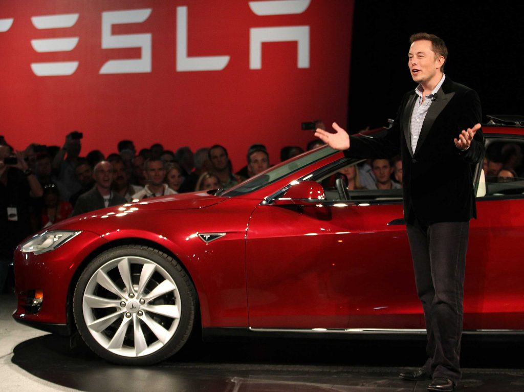 El fundador de Tesla Motors, Elon Musk, presentando su modelo S.