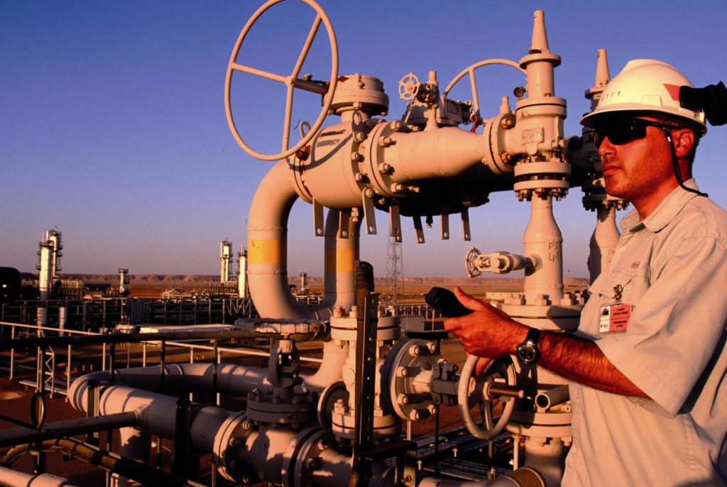 Un operario de Repsol en una de las instalaciones de gas en Argelia. FOTO: Repsol.