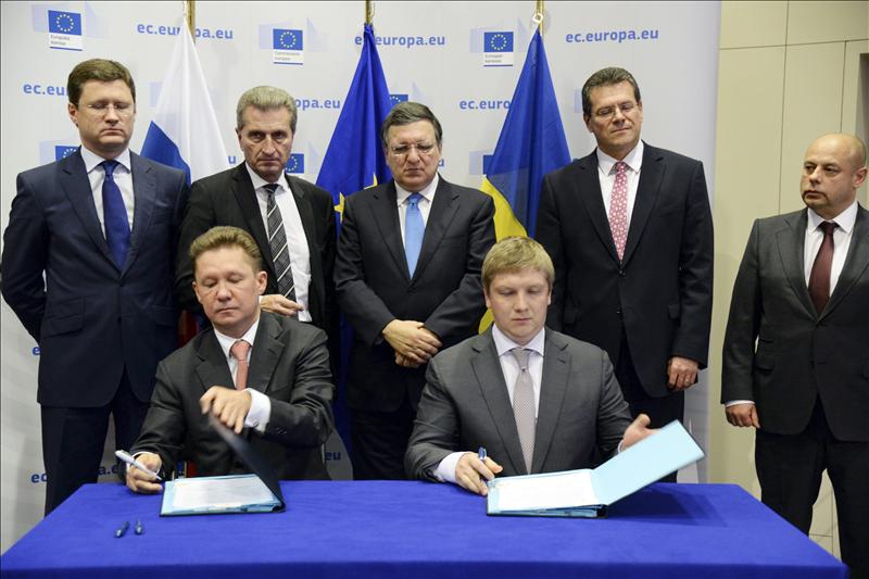 Fotografía facilitada hoy por la Comisión Europea, que muestra al consejero delegado del gigante gasístico ruso Gazprom, Alexey Miller (c-izq), y a su homólogo de la ucraniana Naftogaz, Andriy Kovolev (c-dcha), durante la firma de un acuerdo temporal hasta marzo de 2015 que asegura el suministro de gas durante este invierno. FOTO: EFE