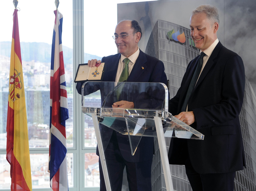 Ignacio Sánchez Galán, recibe el galardón de manos del embajador del Reino Unido en España, Simon Manley. FOTO: Iberdrola