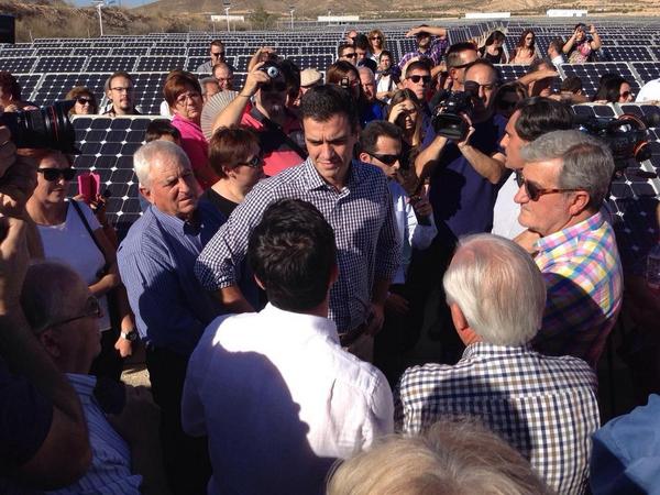 Pedro Sánchez, durante su visita a productores fotovoltaicos en  Jumilla (Murcia).