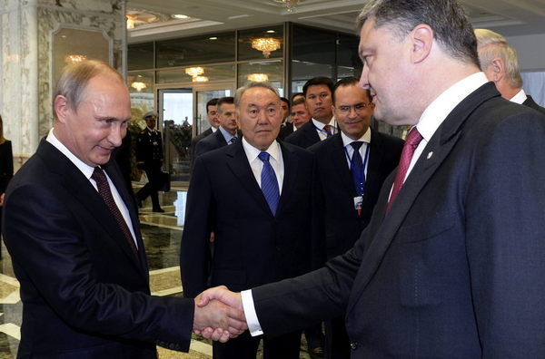 Putin y Poroshenko en un  reciente encuentro en Minsk. FOTO: EFE