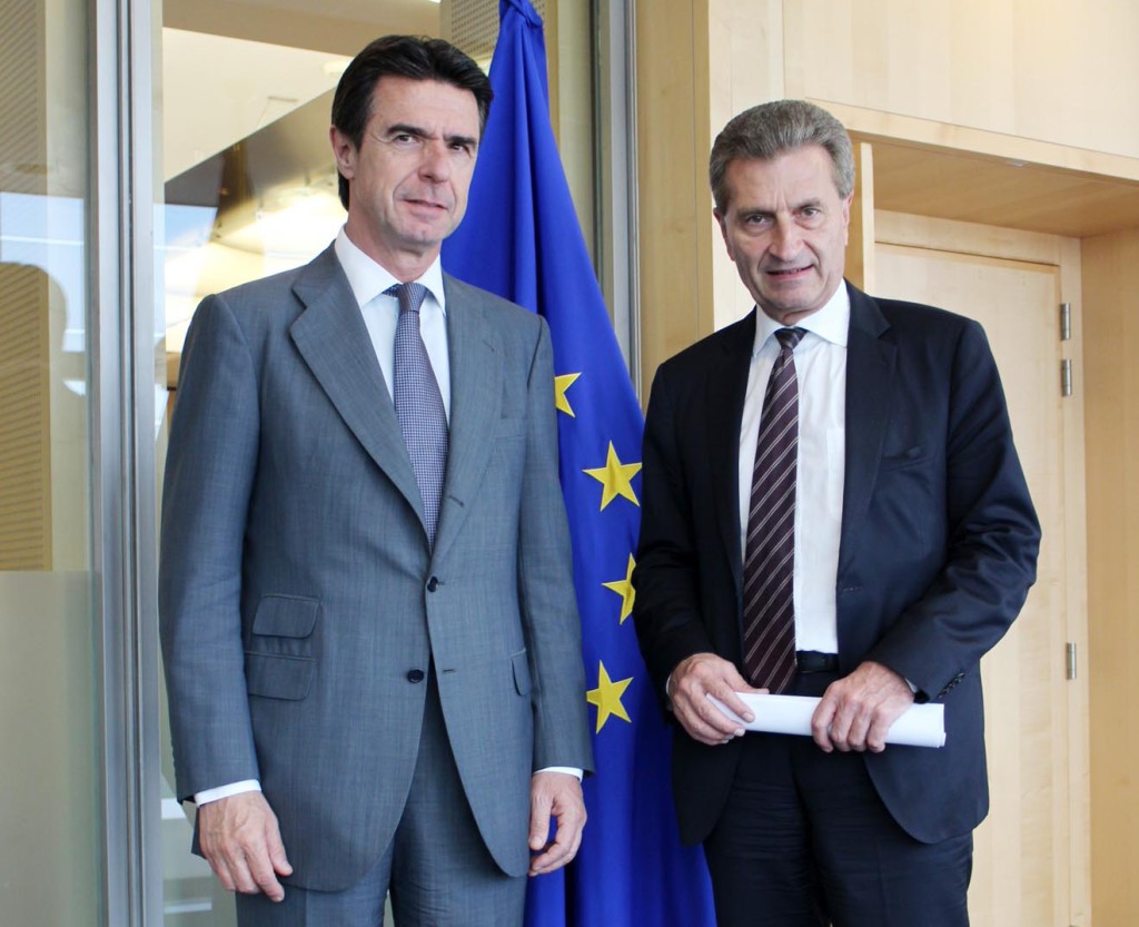 El ministro Soria con el comisario de Energía, Gunther Oettinger en Bruselas. FOTO: Minetur.