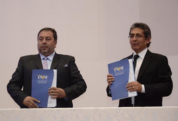 Los representantes de Corsan-Corvian y de ENDE tras la firma del acuerdo. FOTO: ENDE