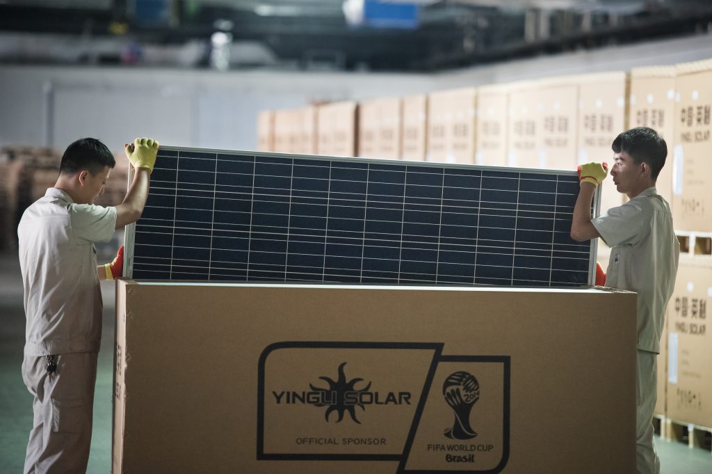 Operarios de Yingli Solar embalan paneles fotovoltaicos