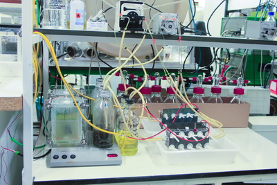 En este laboratorio trabajan con orina para producir energía. FOTO: Univ. Minho.