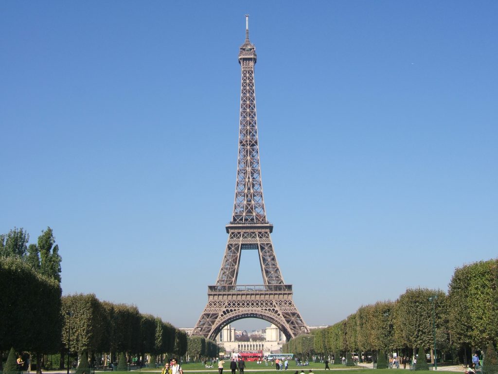 En 2015, se instalarán dos milinos eólicos en la segunda planra de la Torre Eiffel. FOTO: Wikimedia
