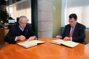 Los presidente de Enagás y Cáritas firman el acuerdo. FOTO: Enagás.