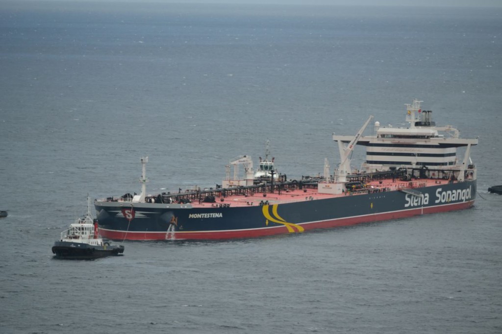 Petrolero maniobrando en la terminal marítima de Cepsa en Canarias.