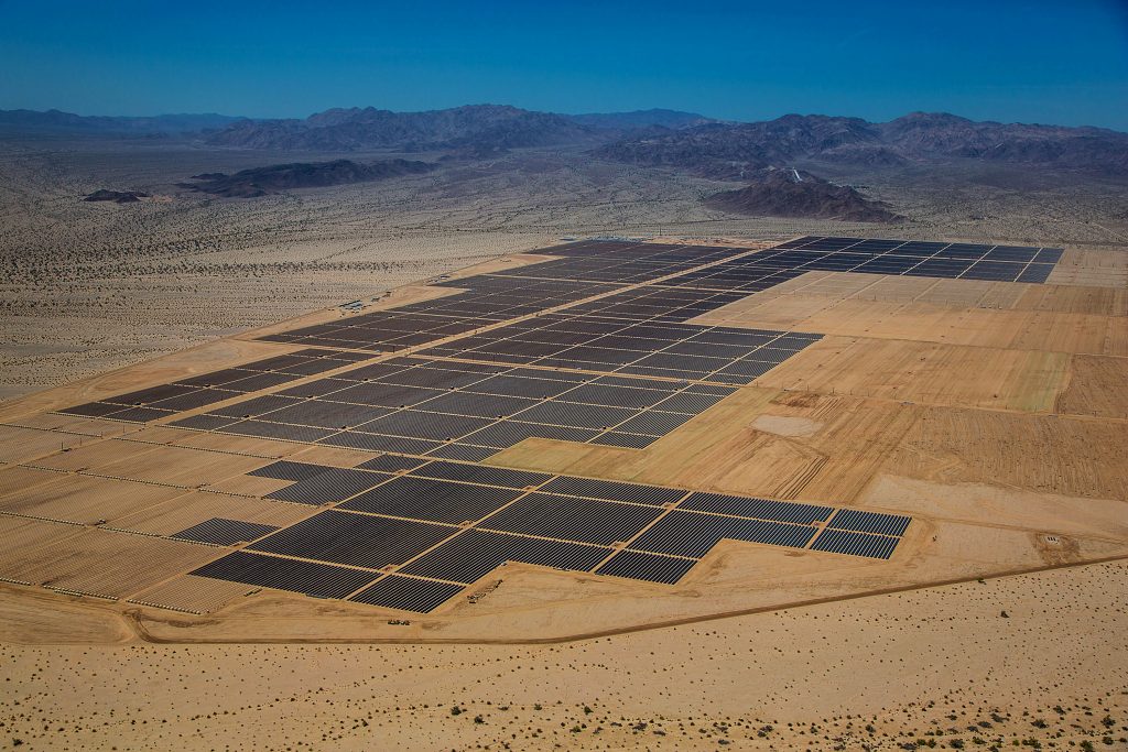  La planta fotovoltaica Desert Sunlight en el desierto californiano de Mojave utiliza 8,8 millones de paneles y genera 500 MW de electricidad.