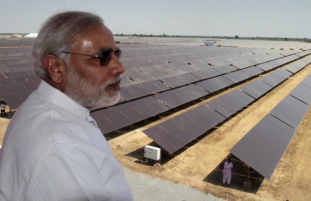 El primer ministro Narendra Modi visita una planta fotovoltaica en India.