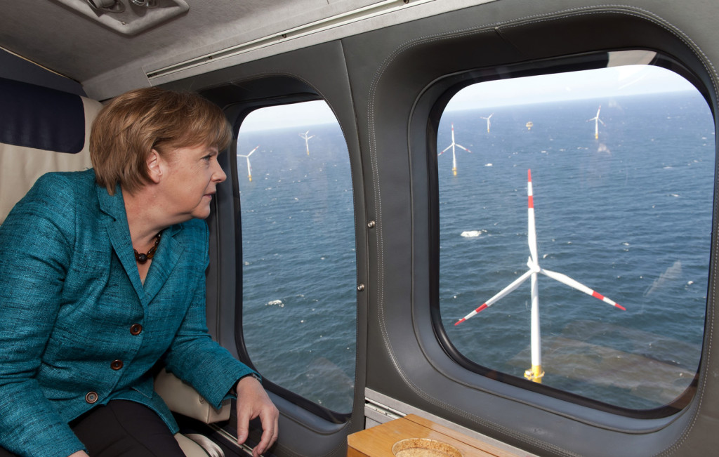 Angela Merkel sobrevuela un parque de eólica offshore de Alemania. FOTO: Gobierno alemán /Getty Images.