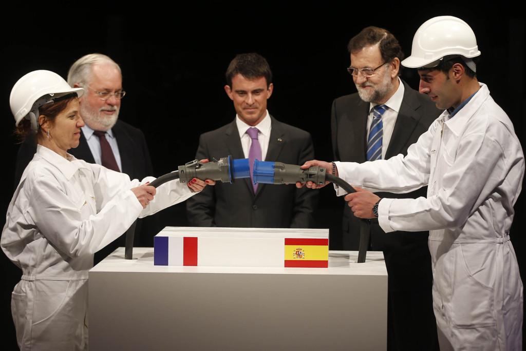 Rajoy y Valls durante la inauguración de la interconexión eléctrica de España y Francia. FOTO: Moncloa.