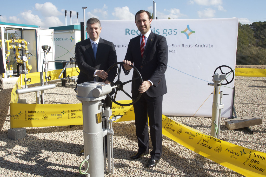 El presidente de Redexis junto al del Govern balear en el momento de abrir la válvula del gasoducto. FOTO: Redexis.
