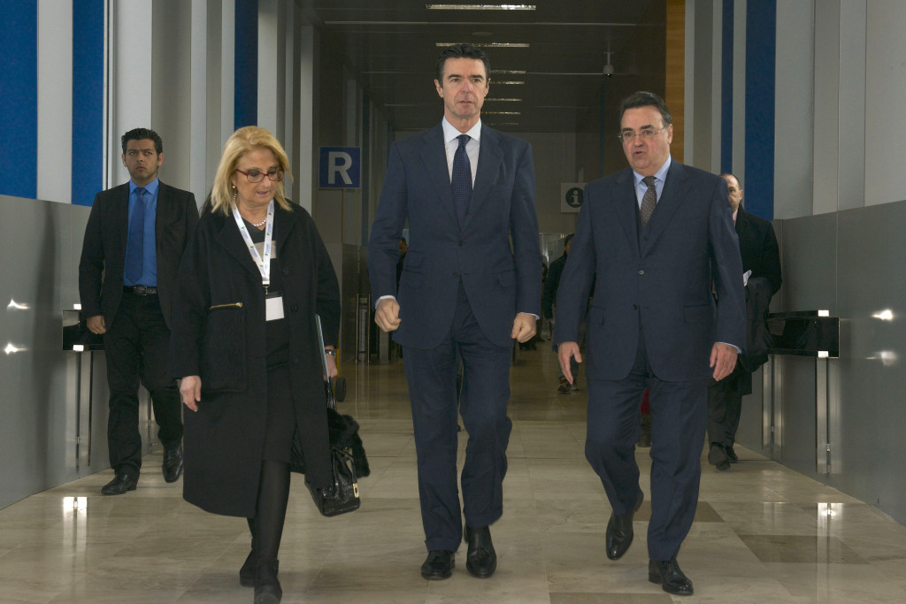 La doctora Maite Costa, el ministro Soria y Antonio Llardén en la inauguración del Simposio del año pasado. FOTO: Jordi Elíes.