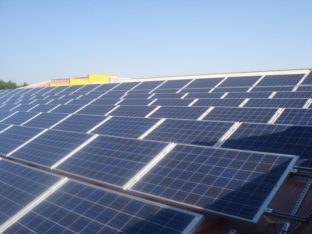Paneles fotovoltaicos en un edificio en Navarra.