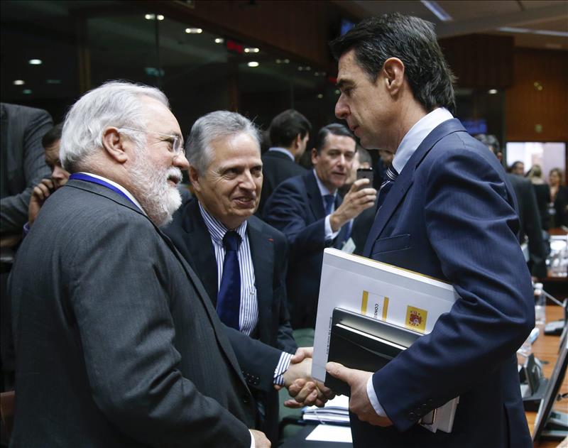 Miguel Arias Cañete y José Manuel Soria se saluda al inicio del Consejo de ministros de Energía de la UE. FOTO: EFE 