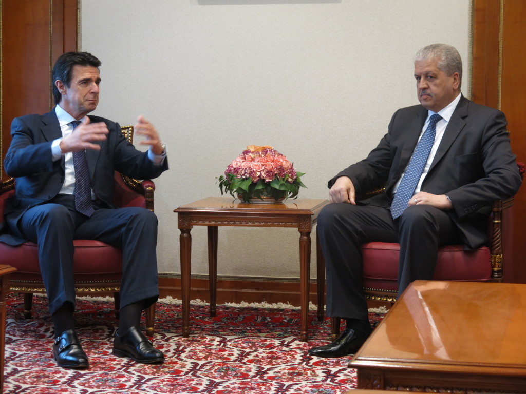 El ministro de In dustria, José Manuel Soria, con  el primer ministro argelino Sallel. FOTO: Minetur