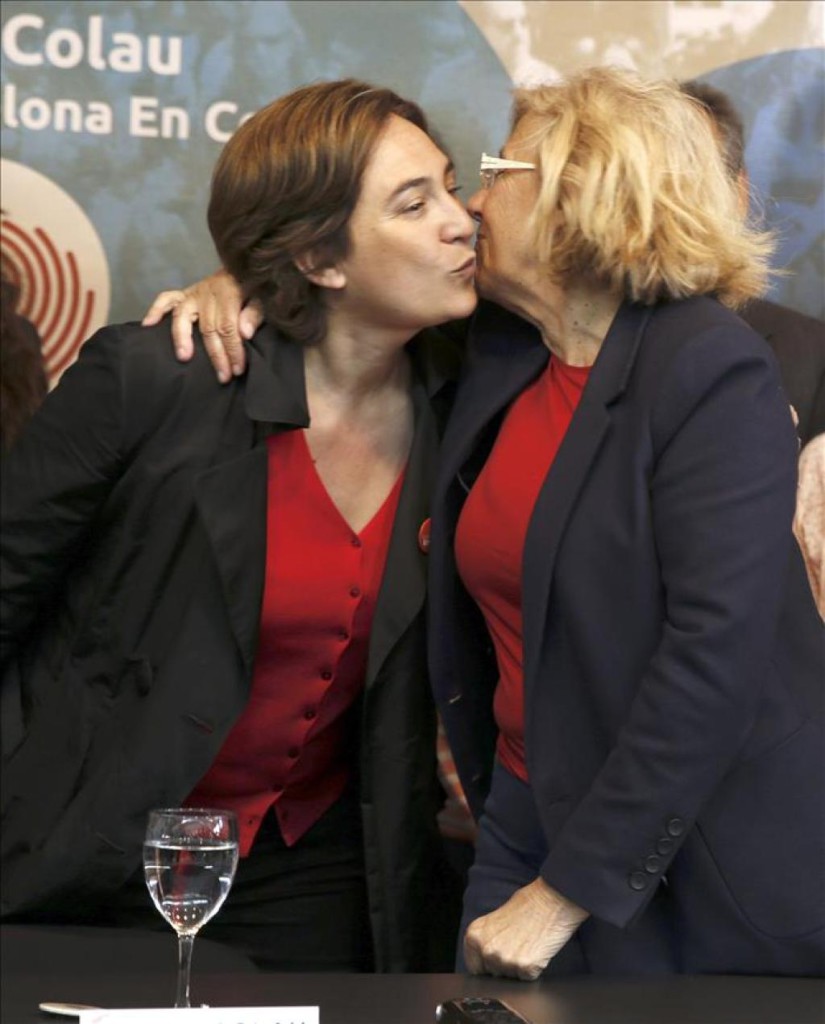 Ada Colau y Manuela Carmena se besan en un acto preelectoral.