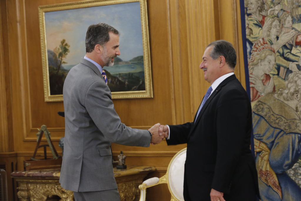 El CEO de Dow Chemical saluda al Rey Felipe VI.