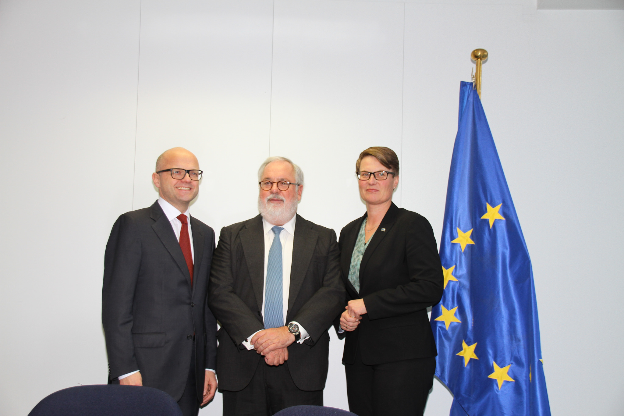 Vidar Helgesen, Arias Cañete y Tine Sundtoft, en una reunión en Bruselas del pasado enero. 