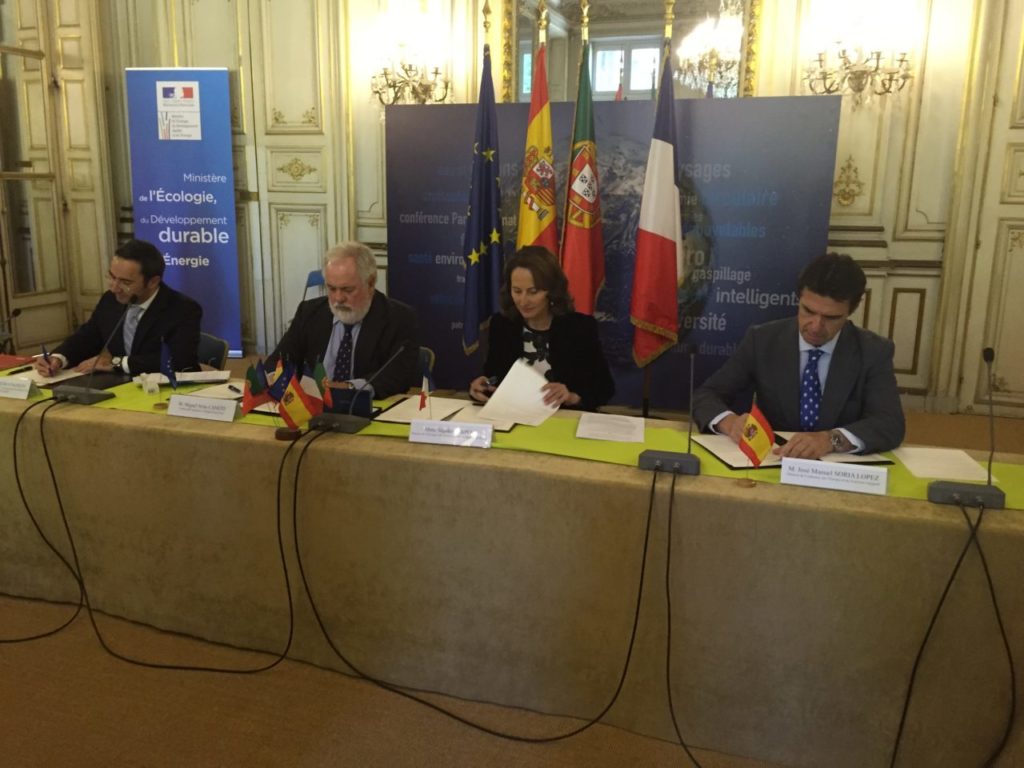 Arias Cañete, Segolene Royal, José Manuel Soria y Moreira da Silva firman el acuerdo. FOTO: Minetur.