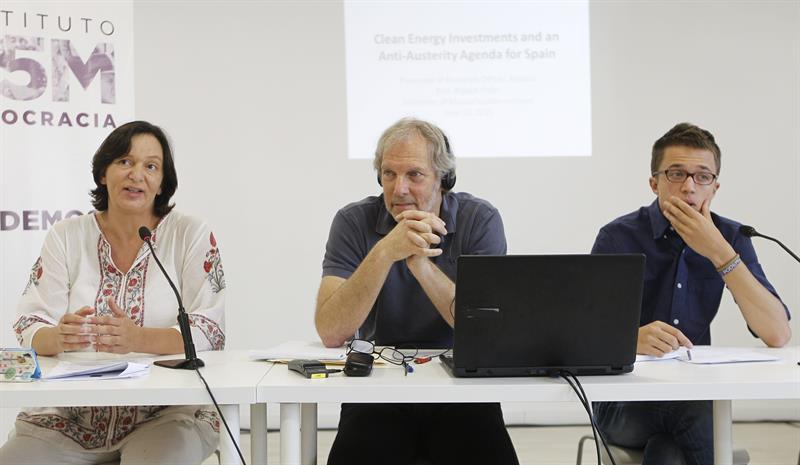 Robert Pollin escoltado por Carolina Bescansa e Íñigo Errejón durante la presentación del informe. FOTO: EFE.