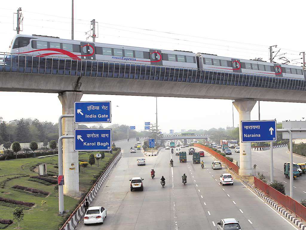 Panorámica del metro de Delhi en un tramo exterior. 