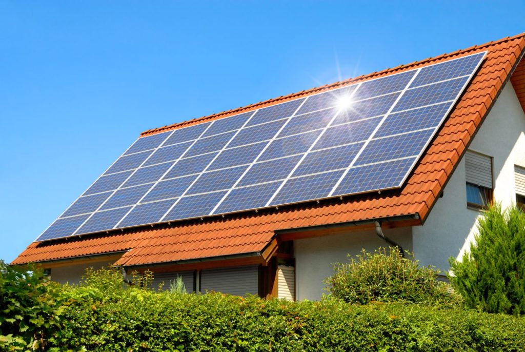 Una casa con paneles solares.