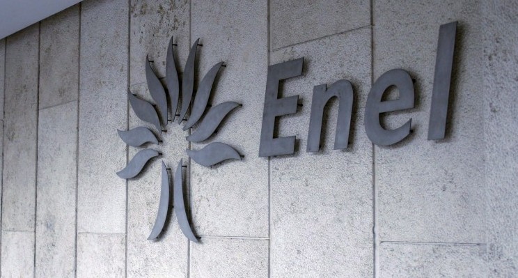 Logotipo de Enel a la entrada de su sede en Roma.