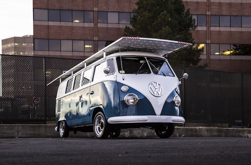 La furgoneta hippie, convertida en VE gracias a paneles solares colocados en el techo. 