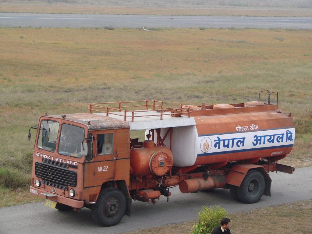 Un camión cisterna con combustibles en Nepal.