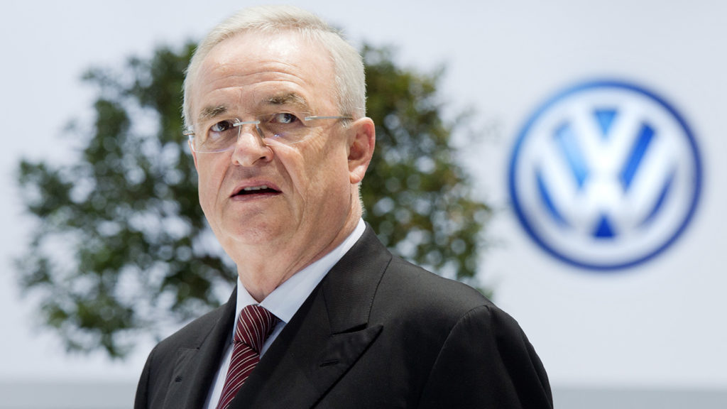 El CEO de Volswagen, Martin Winterkorn, renuncia a su cargo tras el escándalo de las emisiones.