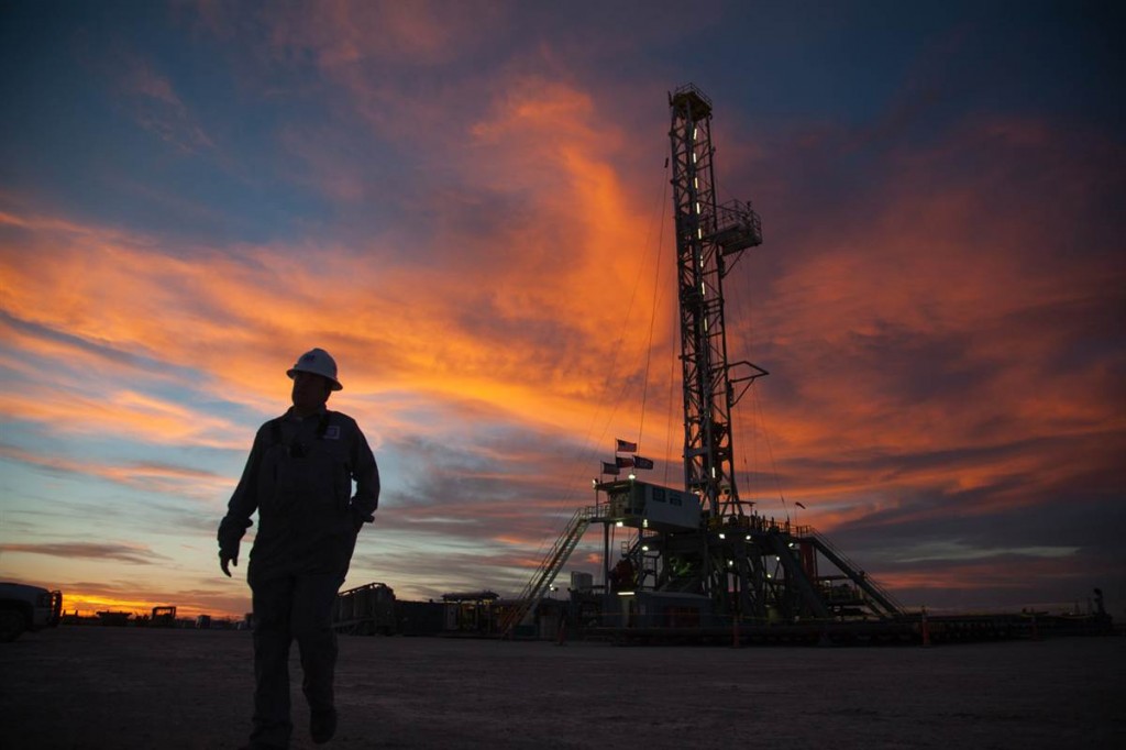 Un trabajador abandona un pozo de shale oil en EEUU. 