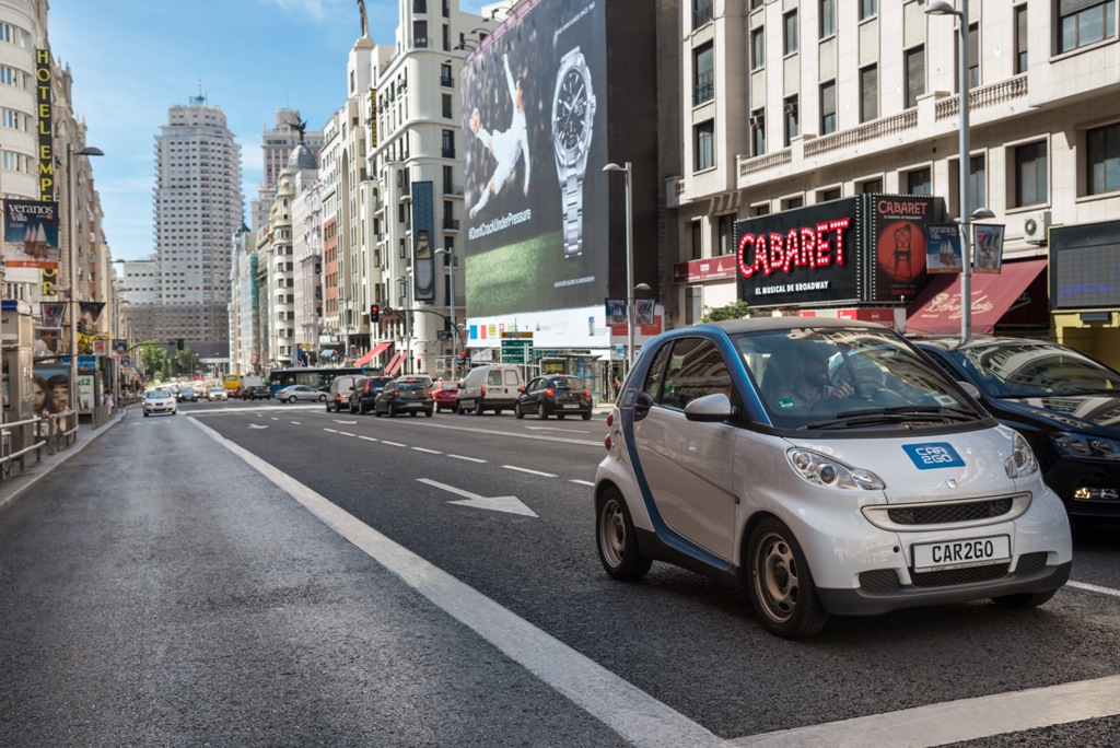 Un coche eléctrico de car2go circula por la Gran Vía madrileña. FOTO: car2go.