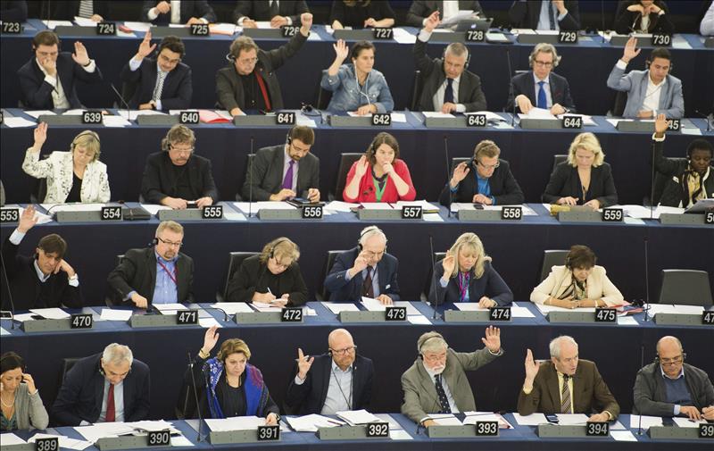 Parlamentarios europeos votan en Estrasburgo. FOTO: EFE.