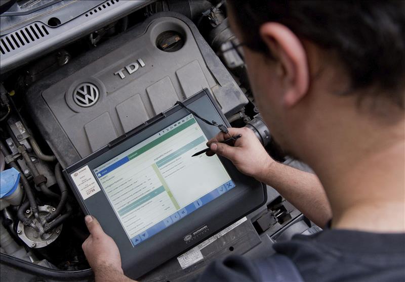 Un técnico mide un motor de Volkswagen. FOTO: EFE.