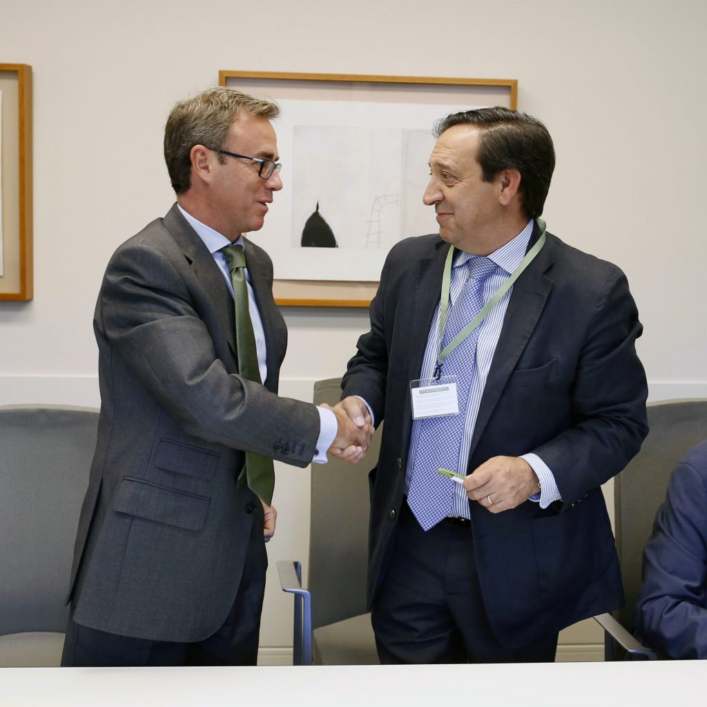 Aitor Moso, director general de Clientes de Iberdrola, y Pedro Barato, presidente de Asaja, tras la firma del acuerdo. FOTO: Iberdrola