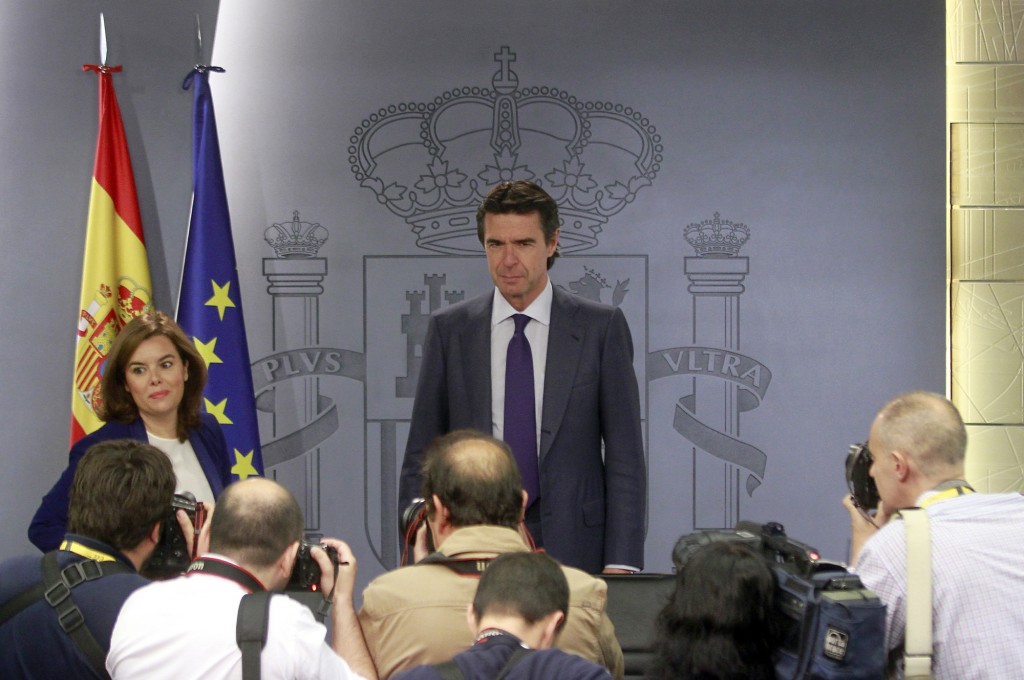 El ministro Soria posa a los fotógrafos en la rueda de prensa posterior al Consejo de Ministros. FOTO: La Moncloa.