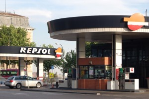 Gasolinera de Repsol frente a la estación de Atocha en Madrid. 