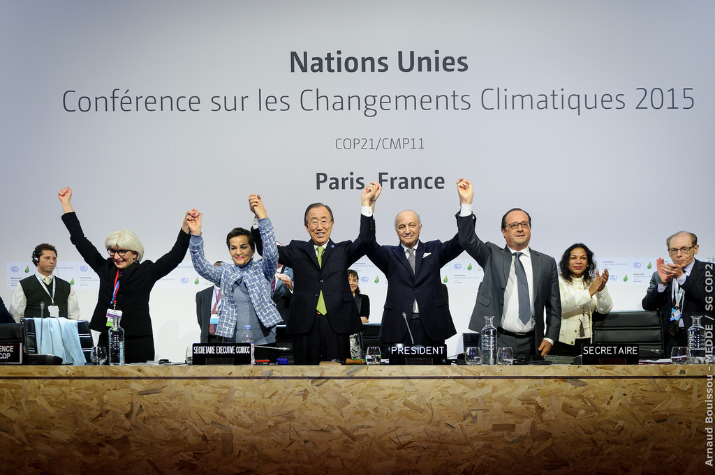 Hollande, Ban Ki moon, Fabius y Figueres con los brazos levantados tras conseguir el histórico acuerdo. FOTO: COP21.