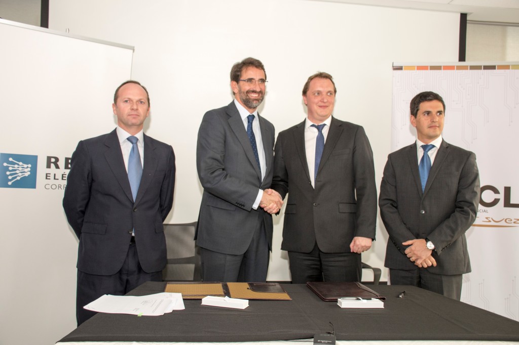 Roberto García Merino, Juan Lasala, Axel Levêque y Carlos Freitas, tras la firma del acuerdo.
